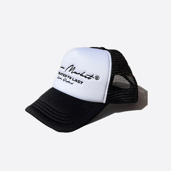 AUTOGRAPH TRUCKER HAT WHITE