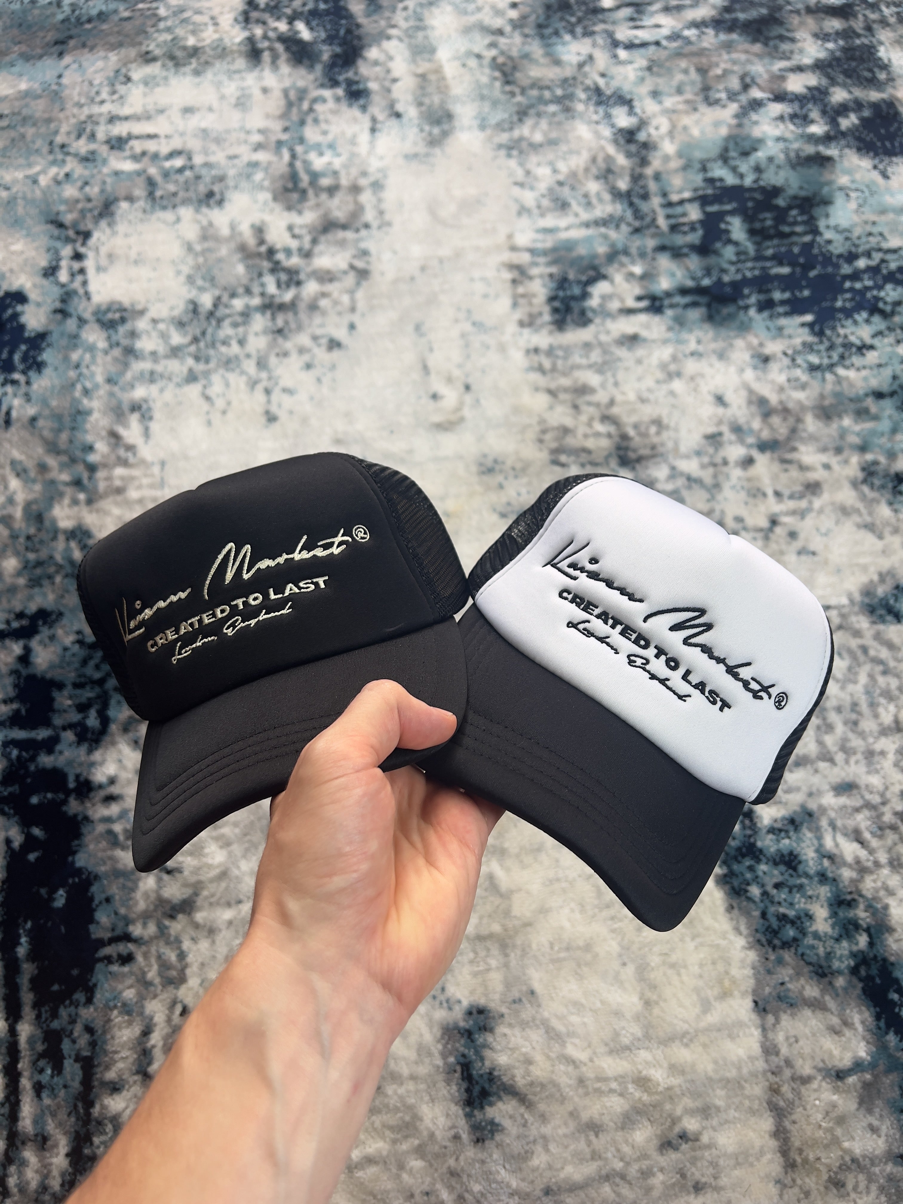 AUTOGRAPH TRUCKER HAT BLACK